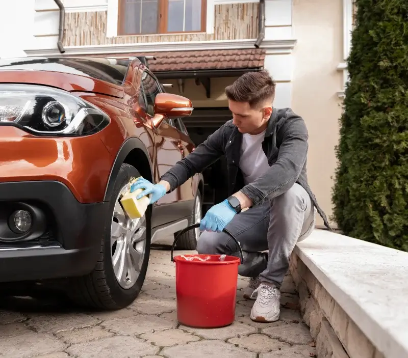 Lavage auto à domicile Cuzance : professionnel intervenant sur un véhicule